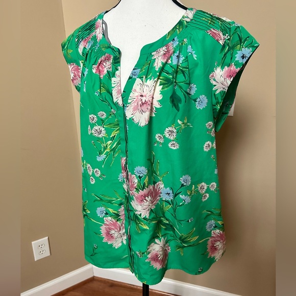 Daniel Rainn Tops - Daniel Rainn XL, short sleeve blouse, green floral with pink and white
